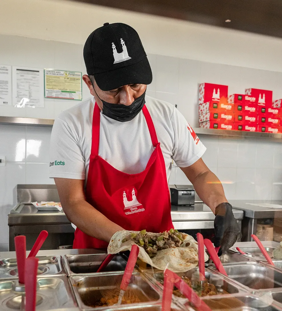 Cocinero preparando tacos